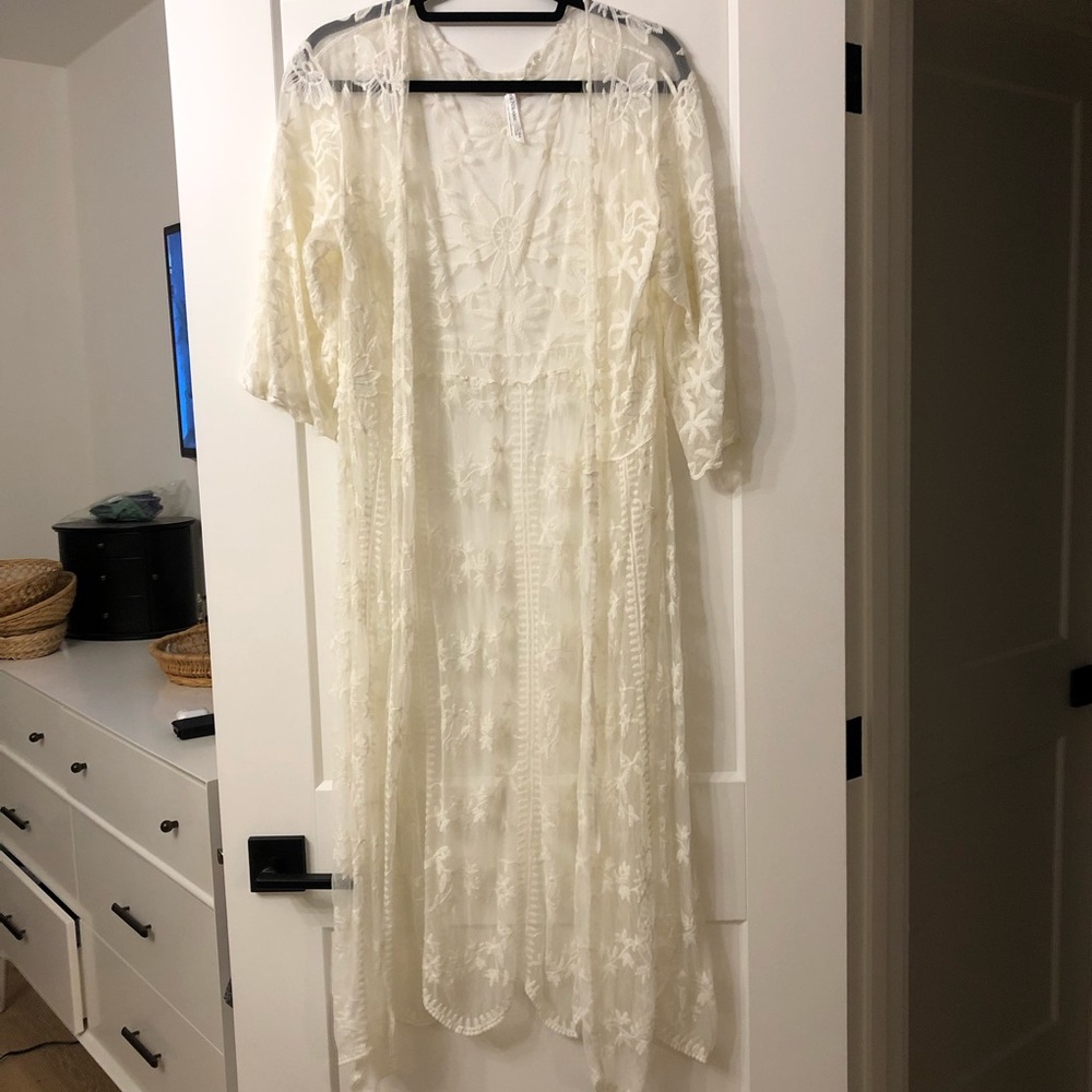 White Lace Robe - Picture 2 of 7